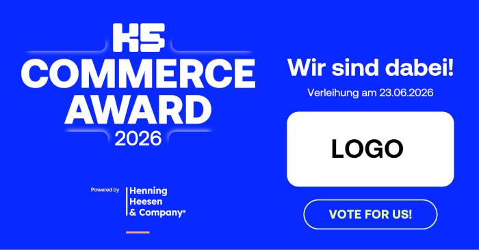 Grafisches Social-Media-Banner in leuchtendem Blau für den K5 Commerce Award 2026. In weißer Schrift steht groß "Wir sind dabei!" sowie das Datum der Verleihung: "23.06.2026". Mittig ist ein weißes Feld für das eigene Unternehmenslogo platziert, darunter ein auffälliger Button mit der Aufschrift "VOTE FOR US!". Unten befindet sich das Logo des Sponsors "Powered by Henning Heesen & Company".