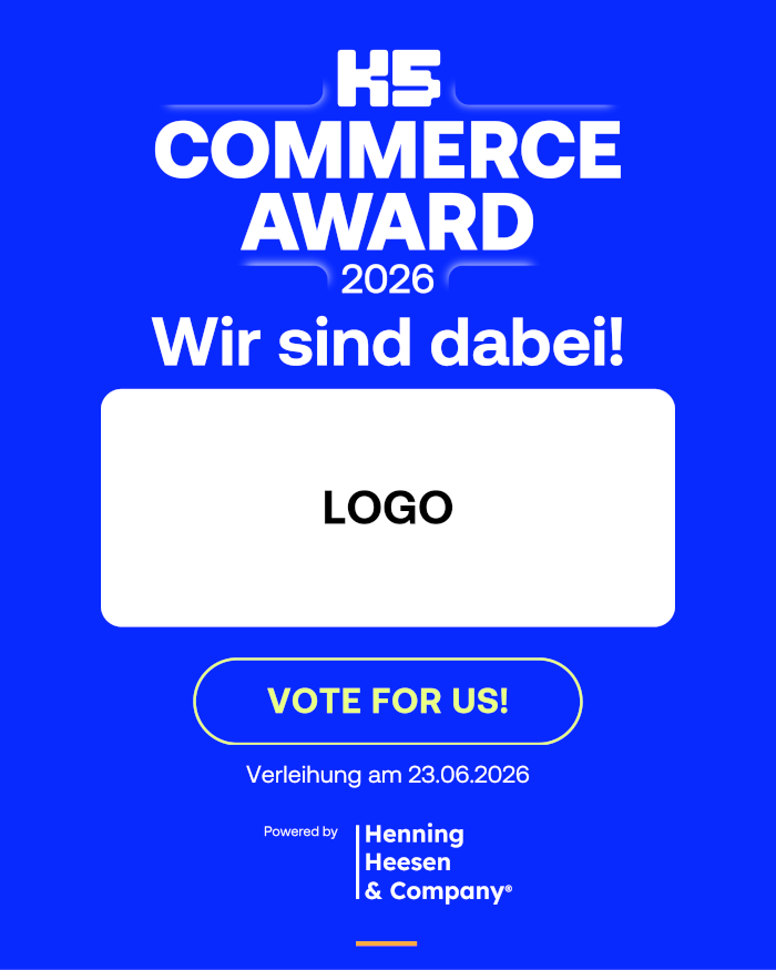 Grafisches Social-Media-Banner in leuchtendem Blau für den K5 Commerce Award 2026. In weißer Schrift steht groß "Wir sind dabei!" sowie das Datum der Verleihung: "23.06.2026". Mittig ist ein weißes Feld für das eigene Unternehmenslogo platziert, darunter ein auffälliger Button mit der Aufschrift "VOTE FOR US!". Unten befindet sich das Logo des Sponsors "Powered by Henning Heesen & Company".