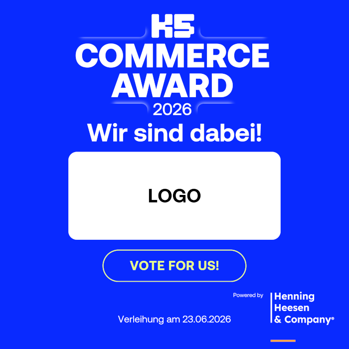 Grafisches Social-Media-Banner in leuchtendem Blau für den K5 Commerce Award 2026. In weißer Schrift steht groß "Wir sind dabei!" sowie das Datum der Verleihung: "23.06.2026". Mittig ist ein weißes Feld für das eigene Unternehmenslogo platziert, darunter ein auffälliger Button mit der Aufschrift "VOTE FOR US!". Unten befindet sich das Logo des Sponsors "Powered by Henning Heesen & Company".