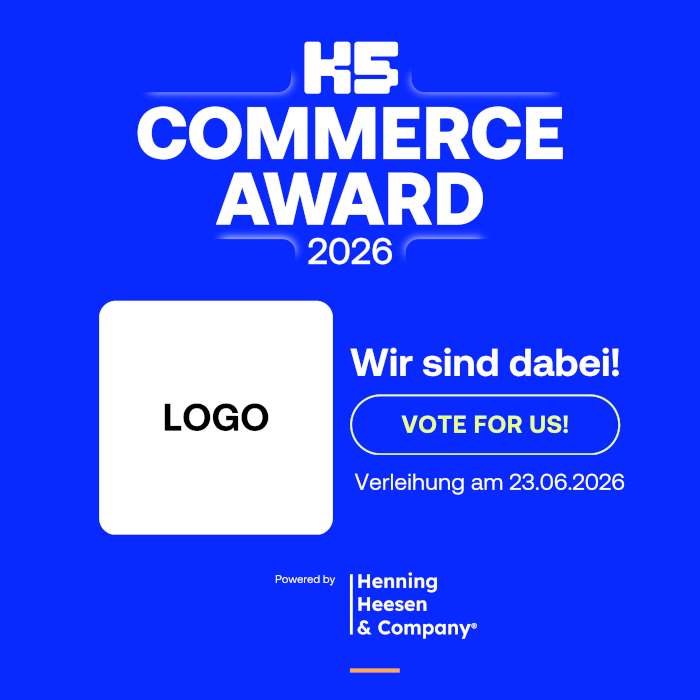 Grafisches Social-Media-Banner in leuchtendem Blau für den K5 Commerce Award 2026. In weißer Schrift steht groß "Wir sind dabei!" sowie das Datum der Verleihung: "23.06.2026". Mittig ist ein weißes Feld für das eigene Unternehmenslogo platziert, darunter ein auffälliger Button mit der Aufschrift "VOTE FOR US!". Unten befindet sich das Logo des Sponsors "Powered by Henning Heesen & Company".