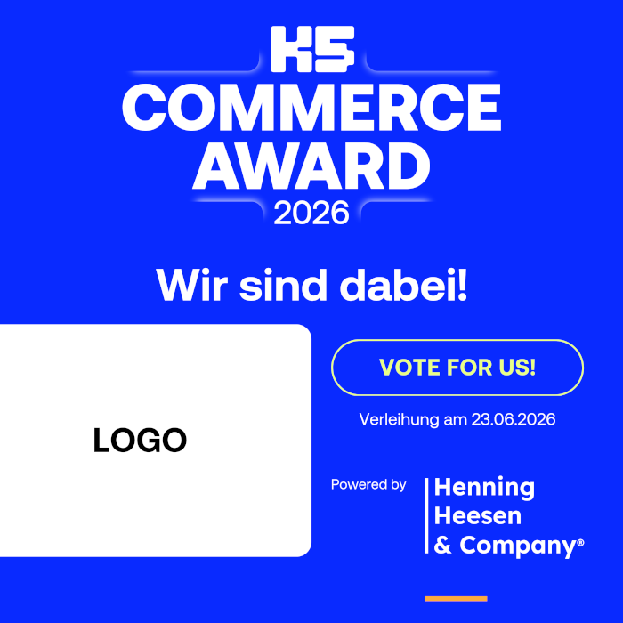 Grafisches Social-Media-Banner in leuchtendem Blau für den K5 Commerce Award 2026. In weißer Schrift steht groß "Wir sind dabei!" sowie das Datum der Verleihung: "23.06.2026". Mittig ist ein weißes Feld für das eigene Unternehmenslogo platziert, darunter ein auffälliger Button mit der Aufschrift "VOTE FOR US!". Unten befindet sich das Logo des Sponsors "Powered by Henning Heesen & Company".