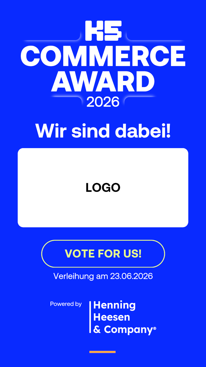 Grafisches Social-Media-Banner in leuchtendem Blau für den K5 Commerce Award 2026. In weißer Schrift steht groß "Wir sind dabei!" sowie das Datum der Verleihung: "23.06.2026". Mittig ist ein weißes Feld für das eigene Unternehmenslogo platziert, darunter ein auffälliger Button mit der Aufschrift "VOTE FOR US!". Unten befindet sich das Logo des Sponsors "Powered by Henning Heesen & Company".