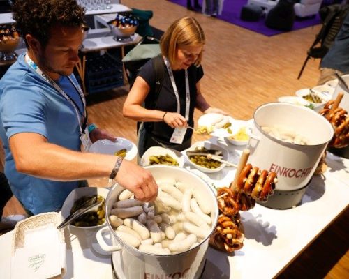 weißwurstfrühstuck auf der k5 konferenz 2023 mit zwei teilnehmern am tisch